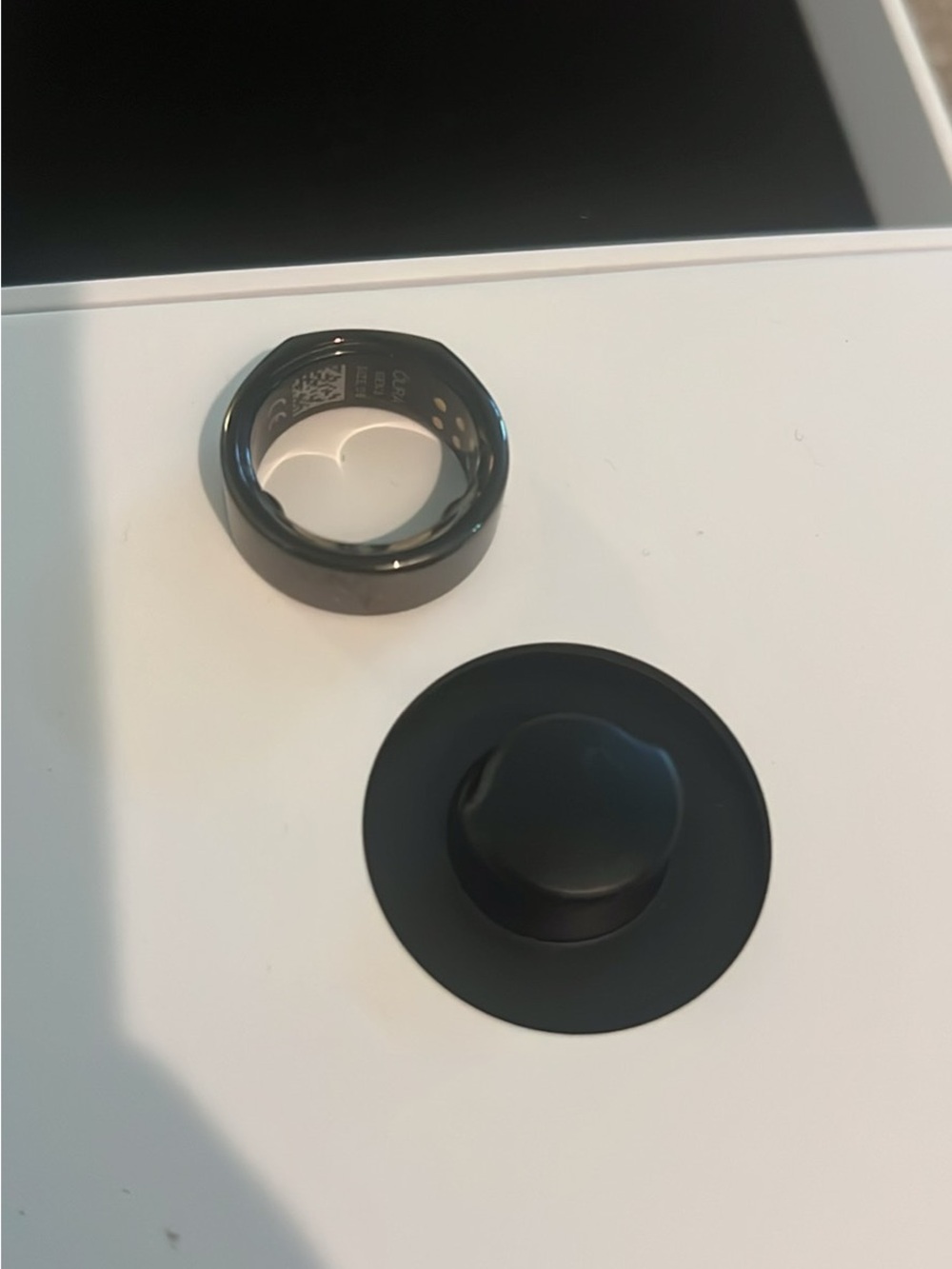 Oura Smart Ring Gen3 in Gloss Black - Picture 6 of 9